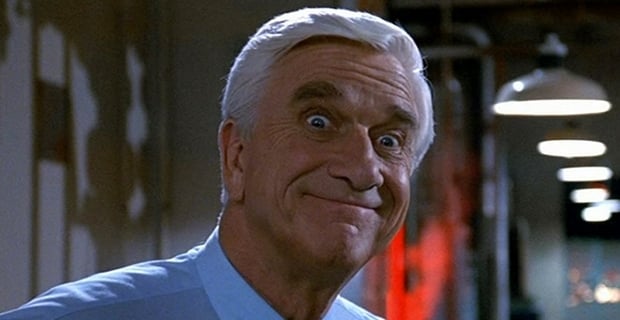 レスリー ニールソンが 2010 年に亡くなったとき、ESPN は彼の裸の銃のキャラクターであるエンリコ パラッツォの死亡記事を公開しました。