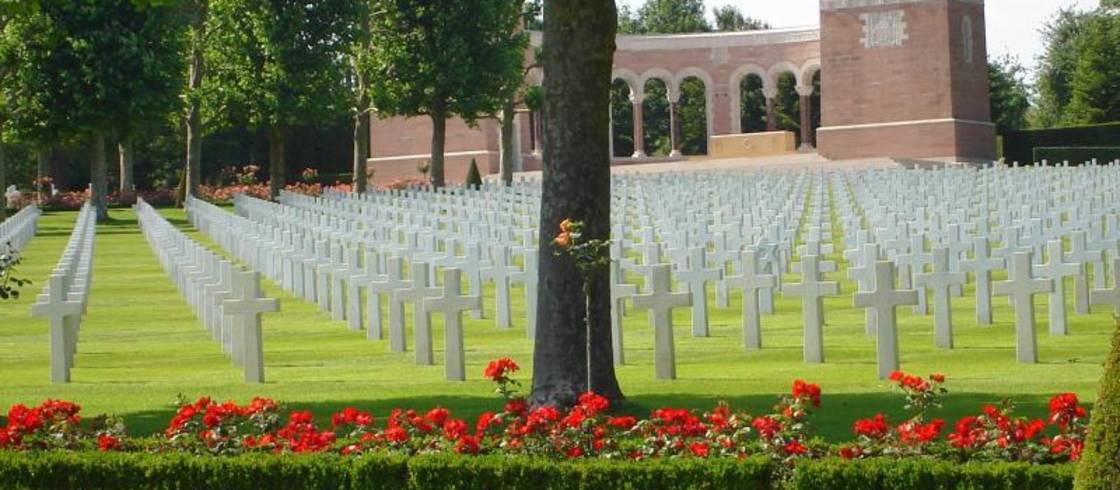 تم إعدام أربعة وتسعين جنديًا أمريكيًا في الحرب العالمية الثانية من قبل الجيش الأمريكي ودفنوا في القطعة E من المقبرة الأمريكية Oise Aisne في فرنسا. كانوا معروفين باسم الموتى المهينين ، ولم يُسمح لأي علم أمريكي بالتحليق فوق الفضاء