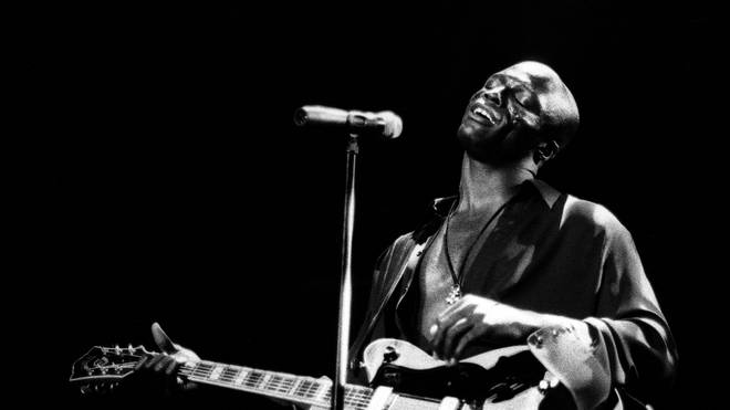 تم استخدام أغنية Seal Mega-Hit "Kiss From a Rose" لأول مرة في قصة Never Ending Story III قبل إصدارها في عام 1995 لصالح Batman Forever.