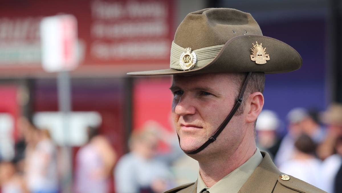 Der Slouch Hat ist der ikonische australische Hut, der auf einer Seite gebogen ist, um es den Streitkräften zu ermöglichen, Gewehre auf und von ihren Schultern zu manövrieren, ohne die Hutkrempe zu treffen.