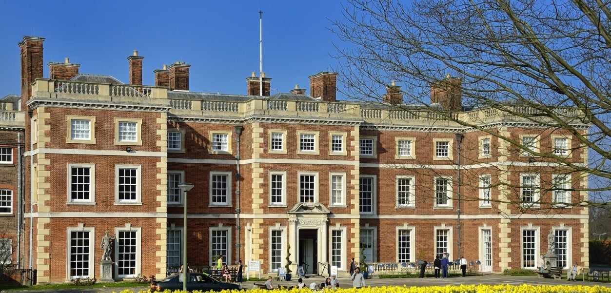 トレント パークは、第二次世界大戦中の英国の捕虜収容所でした。 彼らは枢軸国の囚人を連れて行き、贅沢に暮らせます。 家は盗聴され、プログラムは同盟国に多くの重要な情報を与えました