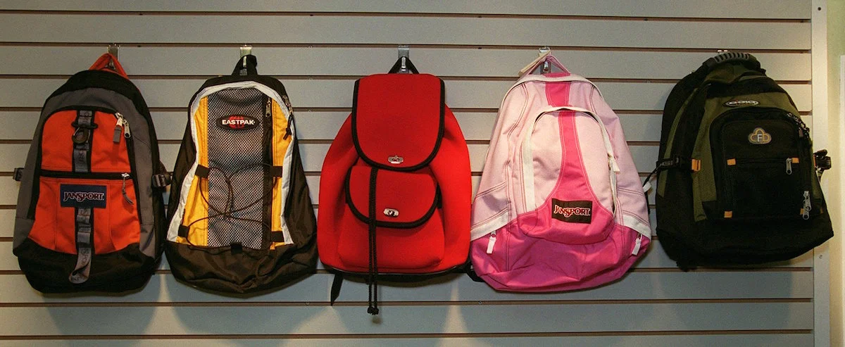 Gli zaini scolastici furono usati per la prima volta all'Università di Washington nel 1972. Jansport, un'azienda con sede a Seattle, modificò gli zaini esistenti per escursionisti diurni.