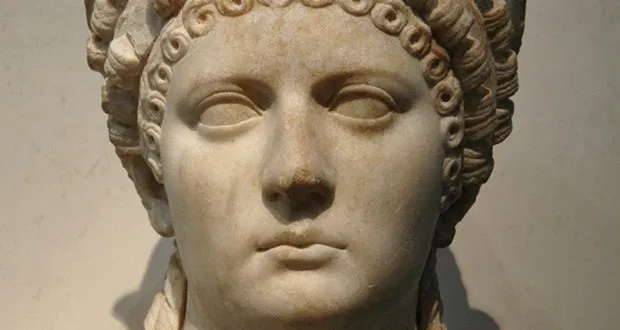 طلق الإمبراطور نيرون زوجته أوكتافيا ونفيها عندما حملت عشيقته. أدى ذلك إلى صرخة عامة ، لذلك قرر إعدامها بدلاً من ذلك.