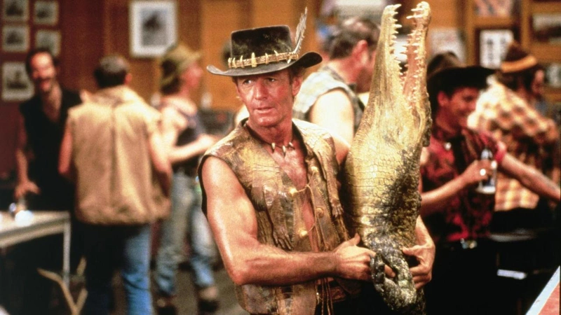 كان فيلم Crocodile Dundee هو أعلى فيلم في أستراليا على الإطلاق. إنه أيضًا الفيلم الأسترالي الأعلى إجماليًا في جميع أنحاء العالم.