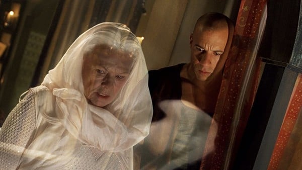 デイム・ジュディ・デンチは、ヴィン・ディーゼルが彼女と一緒に仕事をしたかったので、リディックのクロニクルに出演しました。 作家は彼女に合うように役割を再作成する必要がありました。 エレメンタルエイリアンアンバサダーのアエレオン。