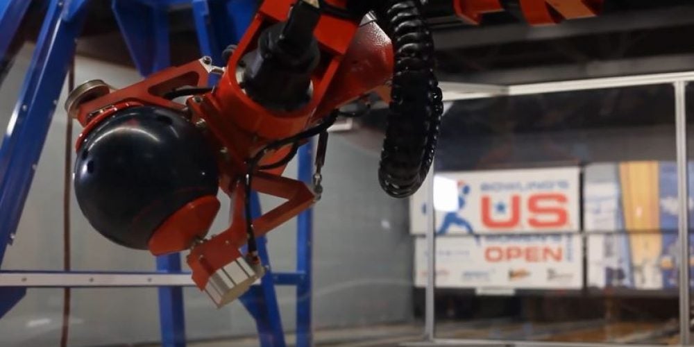 Chris Barnes, um jogador de boliche profissional, uma vez venceu um robô otimizado para lançar golpes.