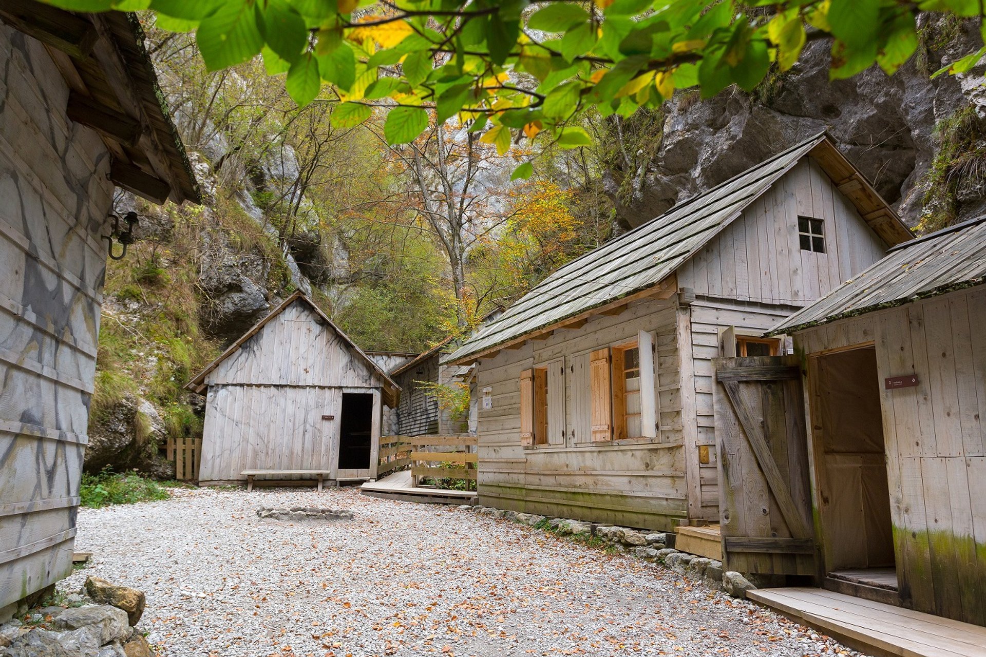 خلال الحرب العالمية الثانية ، كان هناك مستشفى سري لـ 120 من الحزبيين في سلوفينيا كان مخفيًا في الغابة. بقي سرًا لأكثر من عامين على الرغم من المحاولات الحادة من قبل قوات العدو.