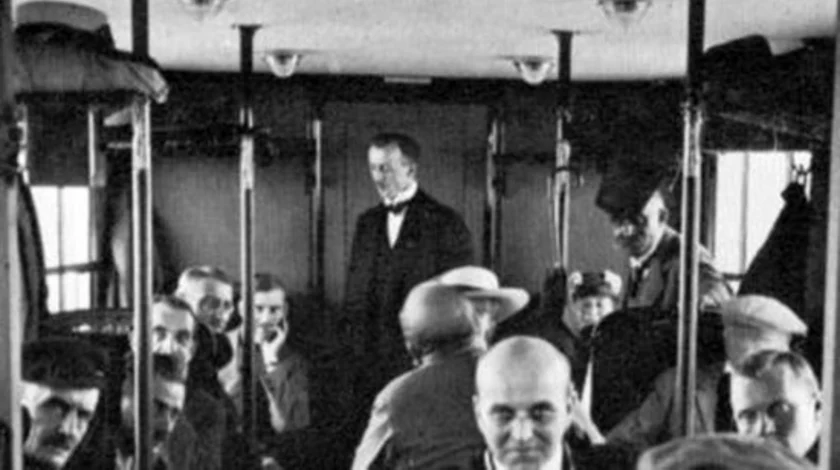 世界初の客室乗務員である Heinrich Kubis は、1912 年にツェッペリンのウェイターとして働き始めました。彼もヒンデンブルク号に乗っていましたが、災害を生き延びました。