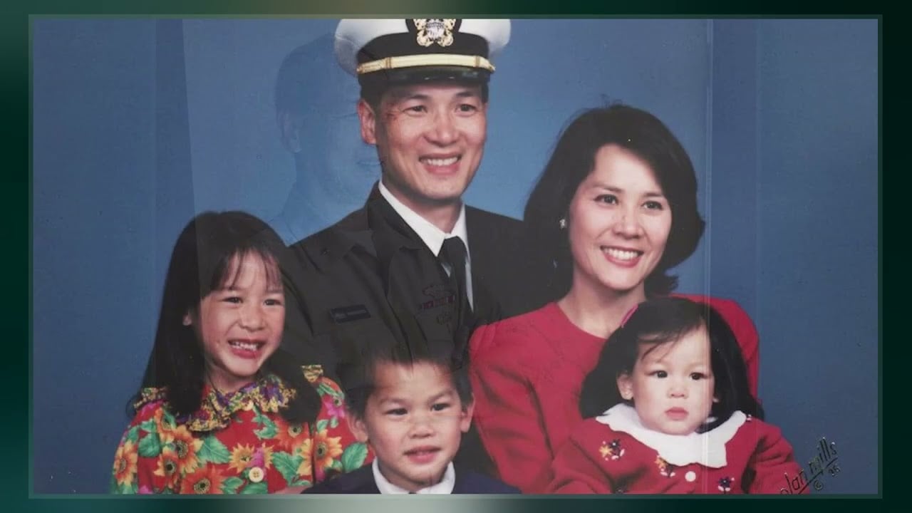 Huan Nguyen is de hoogste Amerikaanse militaire officier van Vietnamese afkomst. Hij is de enige overlevende van een familie wiens moordenaar werd gefotografeerd terwijl hij in het hoofd werd geschoten op een Pulitzer-winnaarfoto.