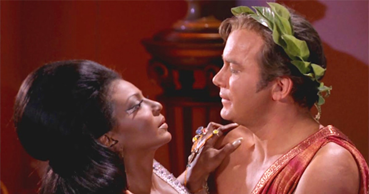 有名なカークとウフラのキスは、テレビでの最初の異人種間のキスではありませんでした。 それは、1958年にウィリアム・シャトナーとのXNUMX人を含む、いくつかの他の人によって先行されました.