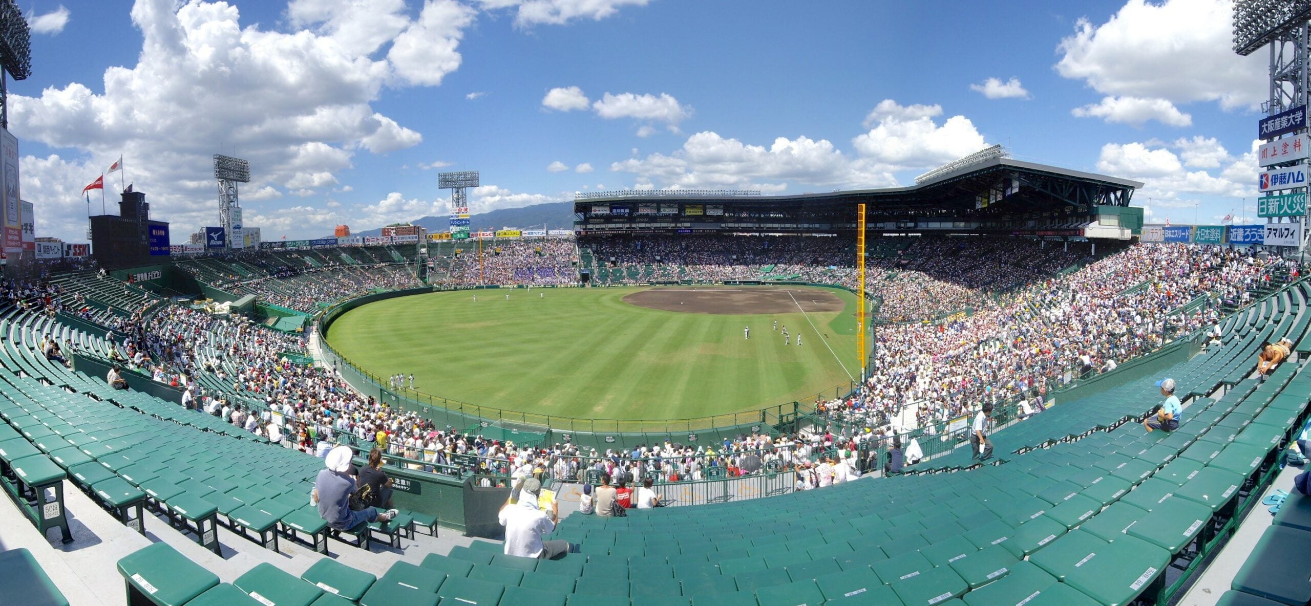 Spieler der unterlegenen Mannschaften der japanischen National High School Baseball Championship bringen als Erinnerung an ihre Zeit auf dem Gelände von Koshien einen Beutel Erde vom Spielfeld mit nach Hause.