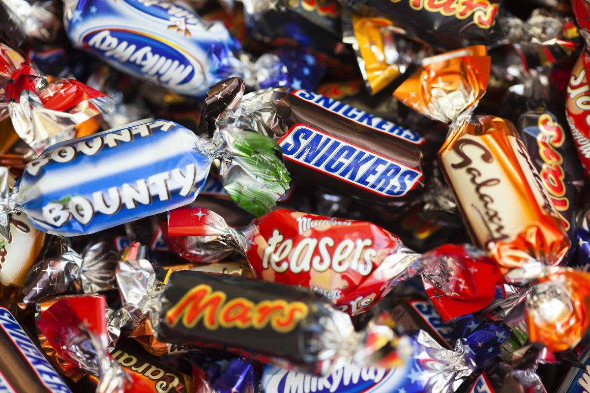 Mars Incorporated, el fabricante de Snickers, Milky Way, M&M, Skittles y otros dulces, es propiedad de la familia Mars. Son solitarios y rara vez participan en entrevistas. A partir de 2020, la riqueza combinada de la familia ascendió a $ 125 mil millones