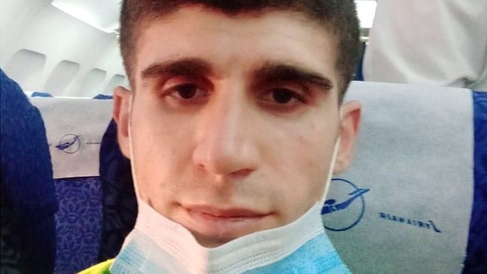 Mohammaed Aisah, un marinaio, è rimasto bloccato su una nave mercantile vicino al Canale di Suez per quasi 4 anni. Il proprietario della nave ha avuto difficoltà finanziarie e il capitano ha lasciato la nave. I tribunali hanno deciso che il marinaio solitario a bordo fosse il tutore legale della nave.