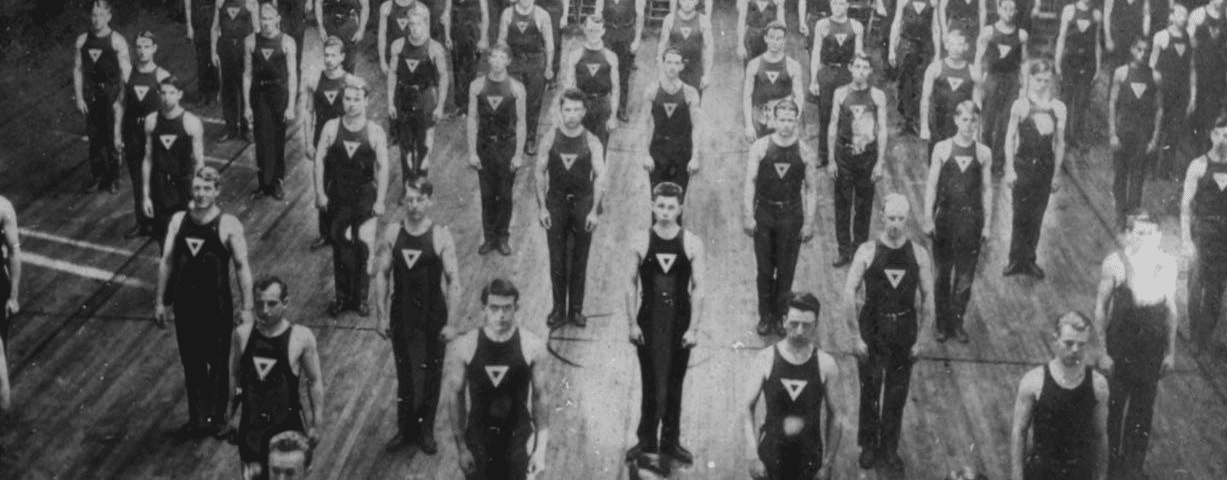 تأسست جمعية الشبان المسيحيين (YMCA) بموجب مبادئ المسيحية العضلية. إنها فلسفة تربط القوة الجسدية والتنمية بالنمو الروحي المسيحي. نفس الفلسفة أثرت في إنشاء الألعاب الأولمبية الحديثة.