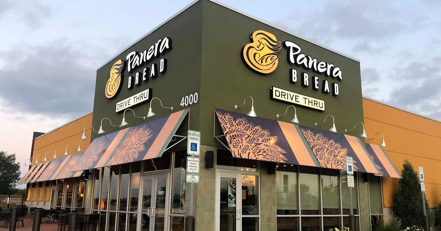 The St. Louis Bread Company se conoce como Panera fuera del área metropolitana de St. Louis. El cambio de nombre se produjo en 1997 durante la expansión de la empresa.