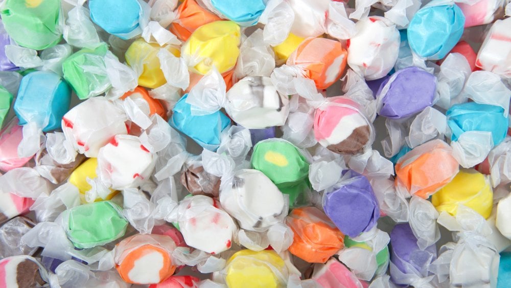 لا يوجد فرق بين Taffy في المياه المالحة و Taffy العادي. إنها مجرد حيلة تسويقية في المناطق الساحلية لزيادة المبيعات.