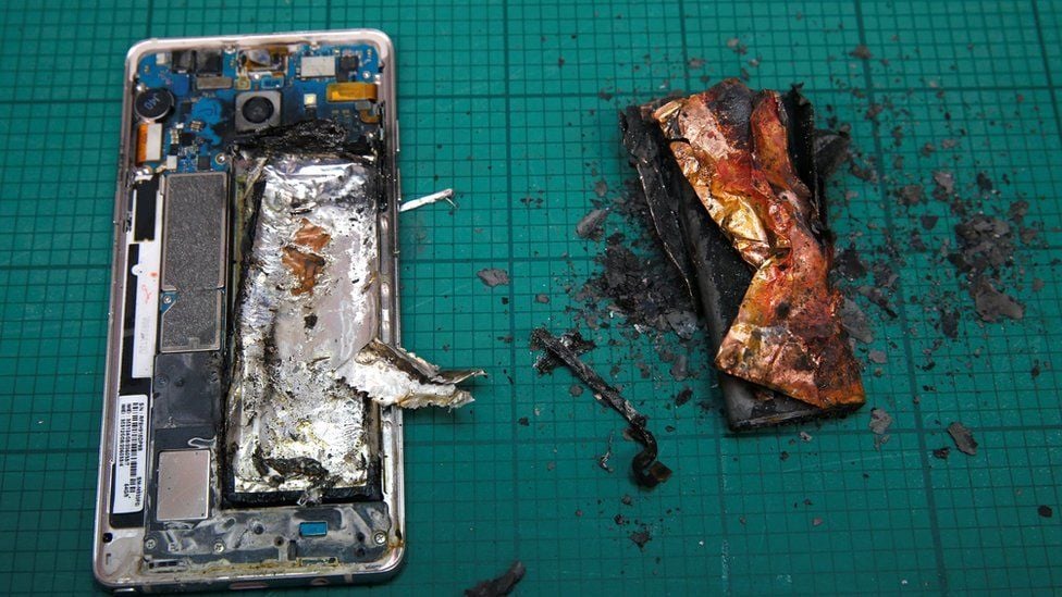 O Galaxy Note 7 da Samsung estava propenso a explodir que a empresa lançou e atualizou para bloquear quaisquer dispositivos não devolvidos.