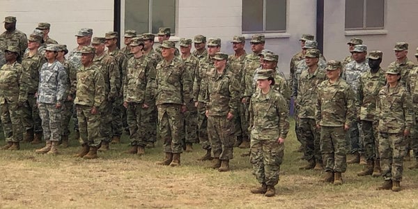 Plus de 20 États américains ont des militaires officiels non soumis à la juridiction ou au commandement du gouvernement fédéral. Ils sont connus sous le nom de Forces de défense de l'État.