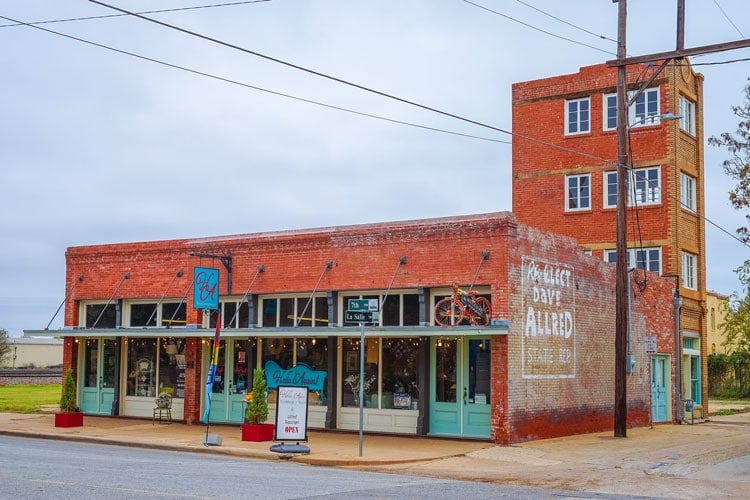 Le plus petit gratte-ciel du monde est situé à Wichita Falls et a été construit en 1919. Les plans indiquaient que les unités étaient en pouces et non en pieds. Les investisseurs à distance ont été pratiquement escroqués.