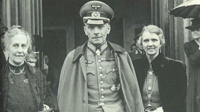 ヴィルヘルム・カナリスは、第二次世界大戦で枢軸国に参加するためにスペインのファシストに送られました。 彼は密かにナチスに反対していました。 スペインは戦争に参加せず、政府はカラニスの未亡人に感謝の気持ちを込めて年金を与えた