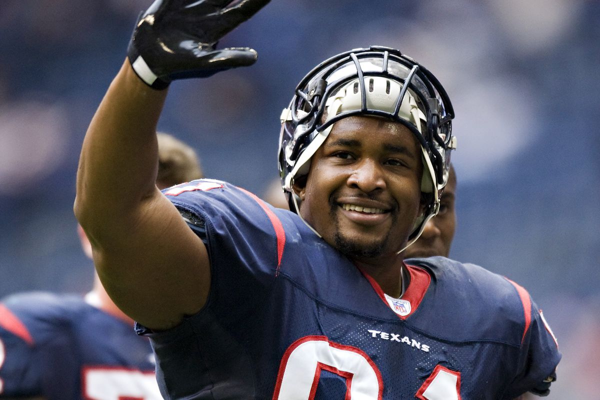 Amobi Okoye mudou-se para os EUA aos 12 anos sem nenhum conhecimento de futebol americano. Ele recusou Harvard para jogar em Louisville e se tornou o jogador mais jovem da história da NCAA e da NFL.