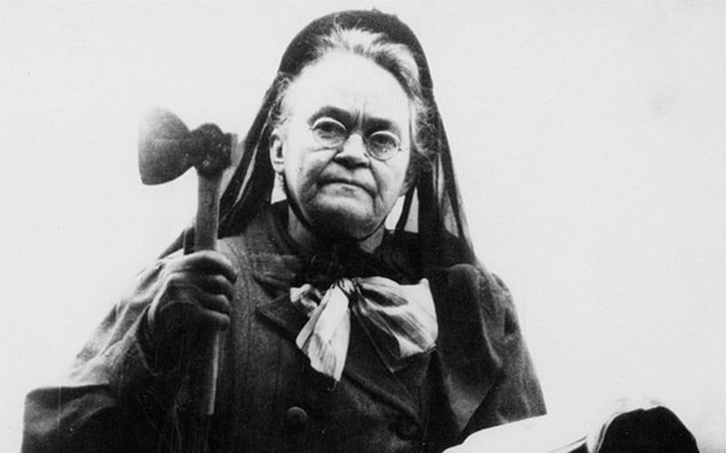 Carrie Nation a lutté contre la consommation généralisée d'alcool aux États-Unis avant l'interdiction en attaquant les saloons avec une hachette.