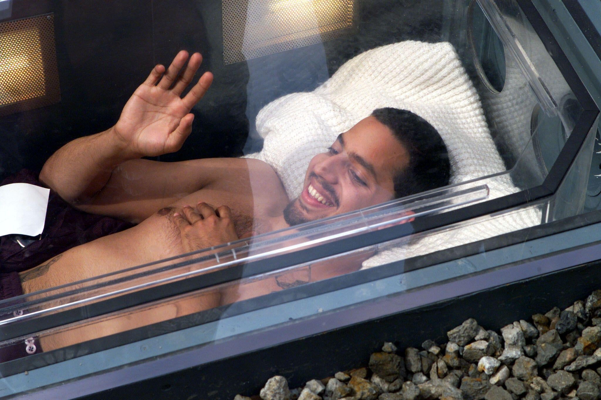 دفن ديفيد بلين حياً لمدة سبعة أيام في المجمل طوال عقد من الزمان. كما تم تغطيته بالجليد لمدة 64 ساعة ووقف على عمود 100 قدم لمدة 35 ساعة.