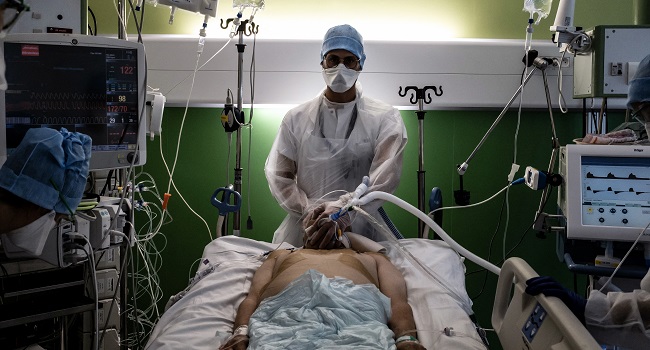 Ärzte in Litauen entfernten über 1 Kilogramm Schrauben und Nägel aus dem Magen eines Mannes. Er wurde wegen Bauchschmerzen aufgenommen. Er behauptete, er habe angefangen, Metall zu essen, nachdem er mit dem Alkohol aufgehört hatte.