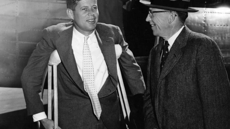 جون ف.كينيدي يعاني من آلام الظهر المزمنة. خضع لأربع عمليات جراحية للظهر ، بما في ذلك استئصال القرص.