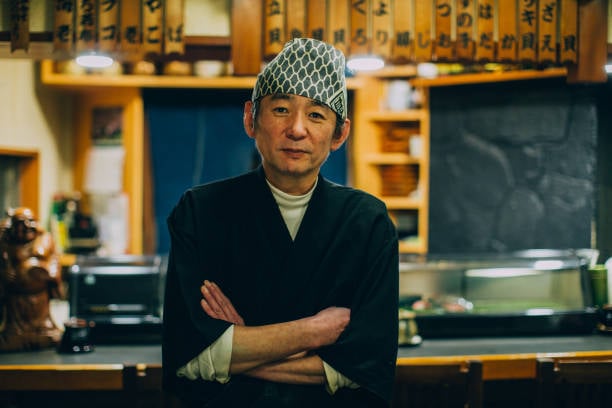 Jusqu'en 2013, les chefs étrangers au Japon étaient légalement interdits de travail dans les restaurants spécialisés dans la cuisine japonaise traditionnelle. Le Japon a modifié sa réglementation pour les chefs étrangers après que la cuisine japonaise traditionnelle a été désignée par l'UNESCO.