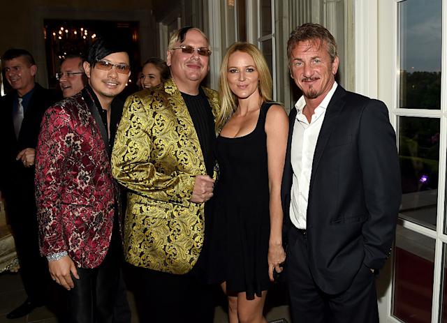 歌手のジュエルは、俳優のショーン・ペンと関係がありました。 コナン・オブライエンと深夜に彼女を見た後、ペンはアラスカの彼女の家に電話し、彼女に話しました