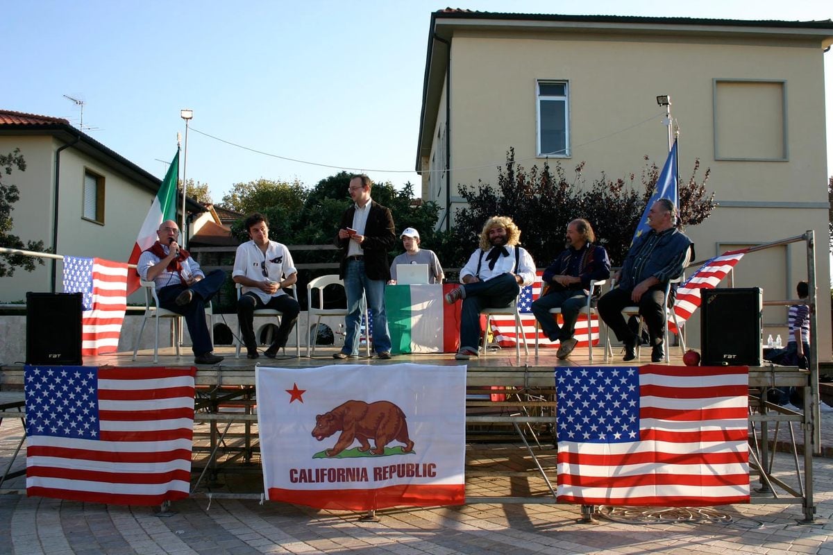 أجرى سكان لا كاليفورنيا ، إيطاليا ، اقتراعًا هزليًا للانتخابات الرئاسية الأمريكية منذ عام 2004. بينما أصواتهم لا تهم ، إلا أنهم ما زالوا يرسلون نتائج كل انتخاب إلى القنصلية الأمريكية.