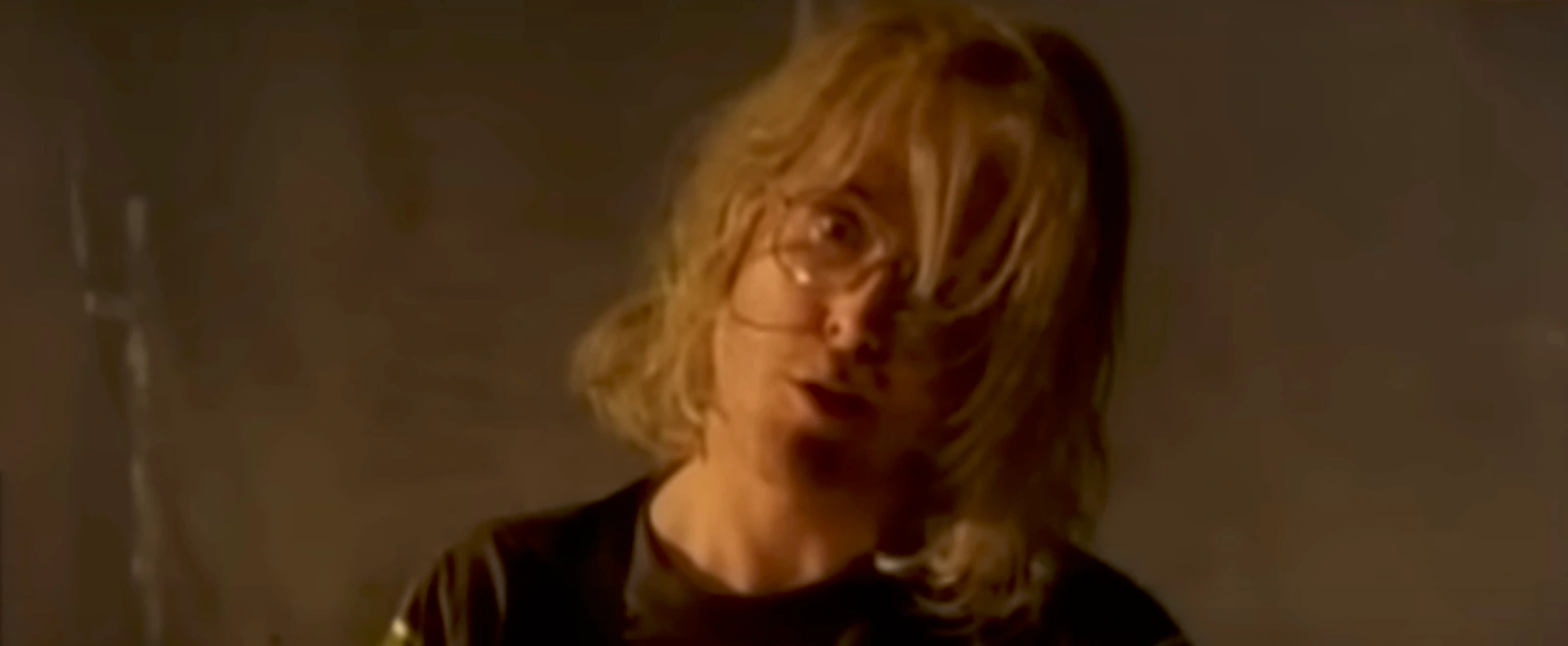 Weird Al の「Smells Like Nirvana」のビデオは、「Smells Like Teen Spirit」のクリップと同じサウンド ステージで撮影されました。 彼らはまた、さまざまなシーンで取り上げられた用務員を含む、オリジナルのミュージック ビデオのほとんどのエクストラを使用しました。