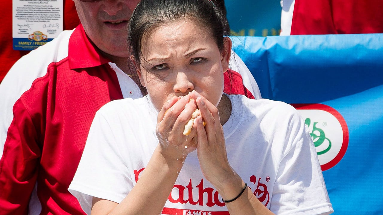 Sonya Thomas ist eine kompetitive Esserin. Im Jahr 2005 hielt sie 22 Weltmeistertitel bei einem Körpergewicht von 99 Pfund und besiegte männliche und weibliche Elite-Konkurrenten, die doppelt so groß waren wie sie.