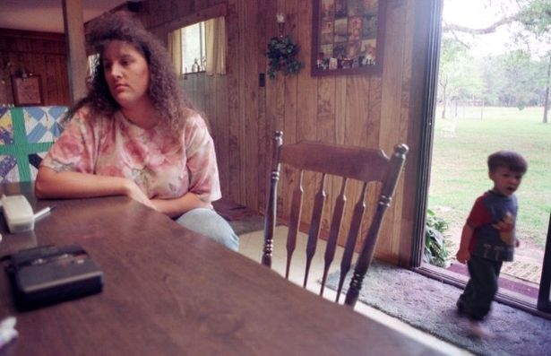 Tonda Dickerson a reçu un pourboire pour un billet de loterie gagnant. Le jackpot était de 10 millions de dollars. Elle a été poursuivie par ses collègues qui ont exigé une part des gains, et la personne qui lui a donné le billet a demandé un camion. L'IRS a également exigé une taxe sur les donations.