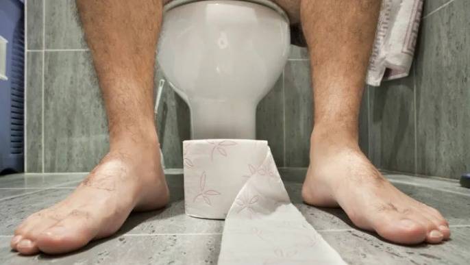 Toiletpapier wordt niet vaak gebruikt in India. In plaats daarvan vinden Indiërs het hygiënischer om jezelf met water te spetteren en je blote handen te gebruiken om op te ruimen.