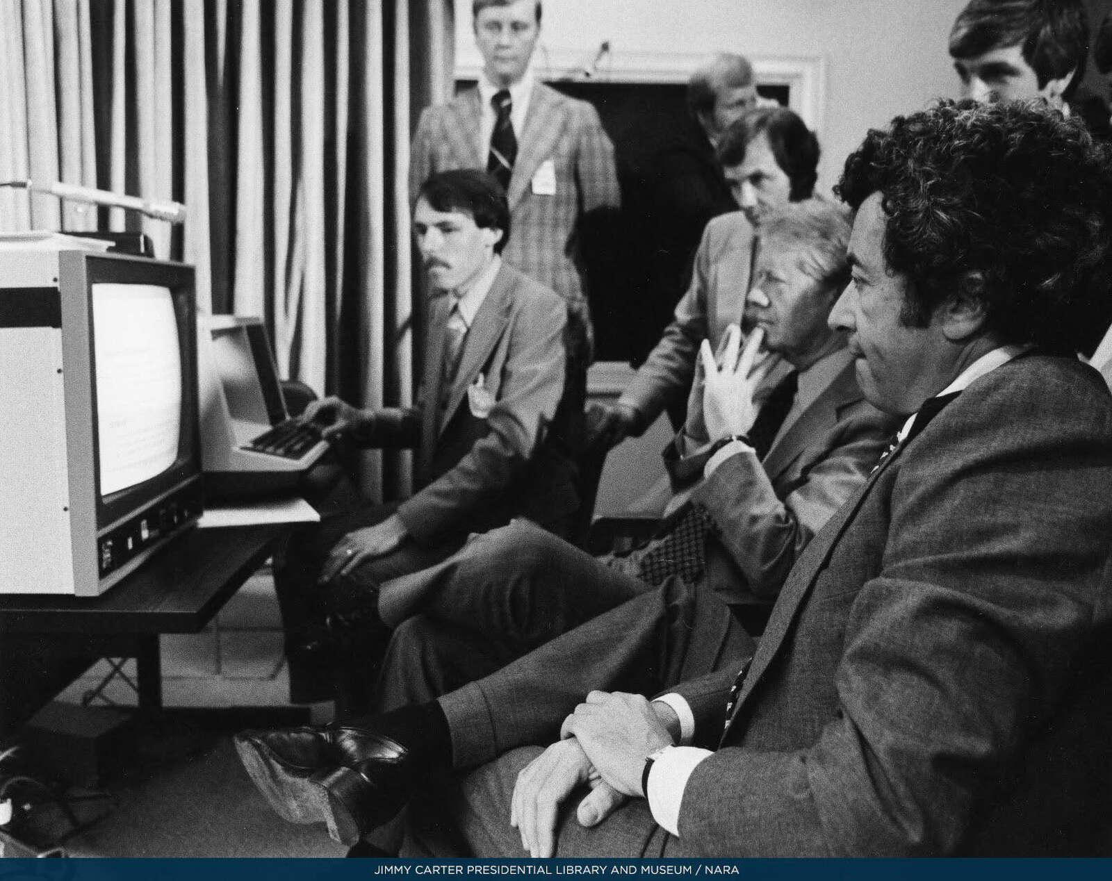 カーター大統領は、1978 年にホワイト ハウスに最初のコンピューターを設置することを監督しました。