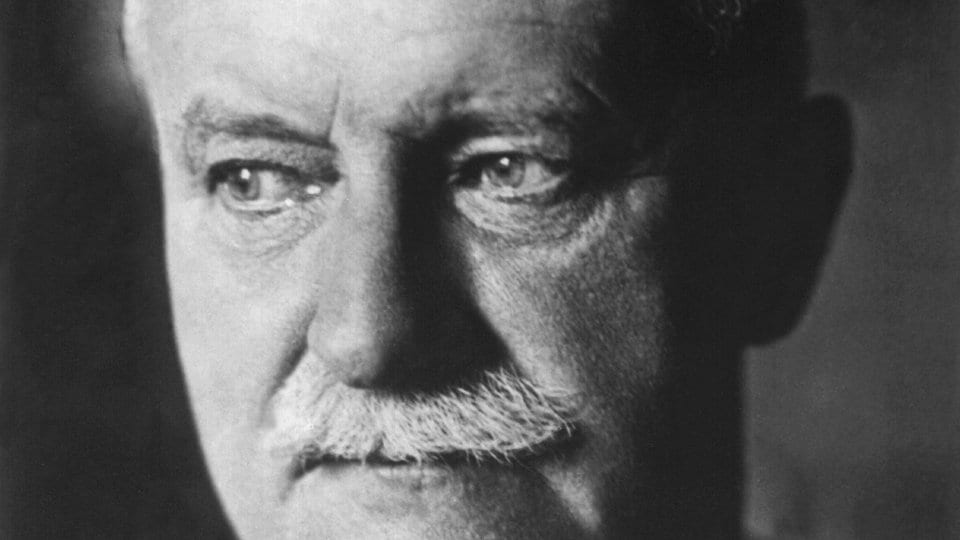 Chirurg August Bier testte een vorm van anesthesie die bestond uit het rechtstreeks injecteren van cocaïne in de wervelkolom op zijn eigen assistent. Om te controleren of het werkte, stak hij een naald in het been van zijn assistent, sloeg hem met een hamer op de schenen, scheurde zijn schaamhaar en kneep zelfs in zijn testikels.