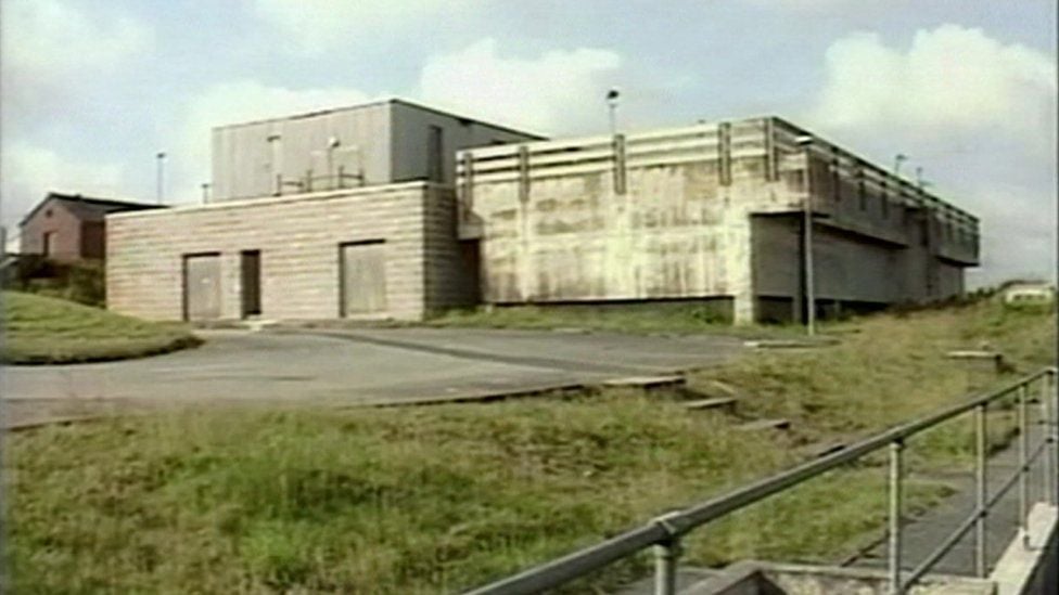 Die Wasserkatastrophe von Camelford im Jahr 1988 war das schlimmste Massenvergiftungsereignis in Großbritannien. Zwanzig Tonnen Aluminiumsulfat wurden versehentlich der Wasserversorgung hinzugefügt, was dazu führte, dass Tausende von III
