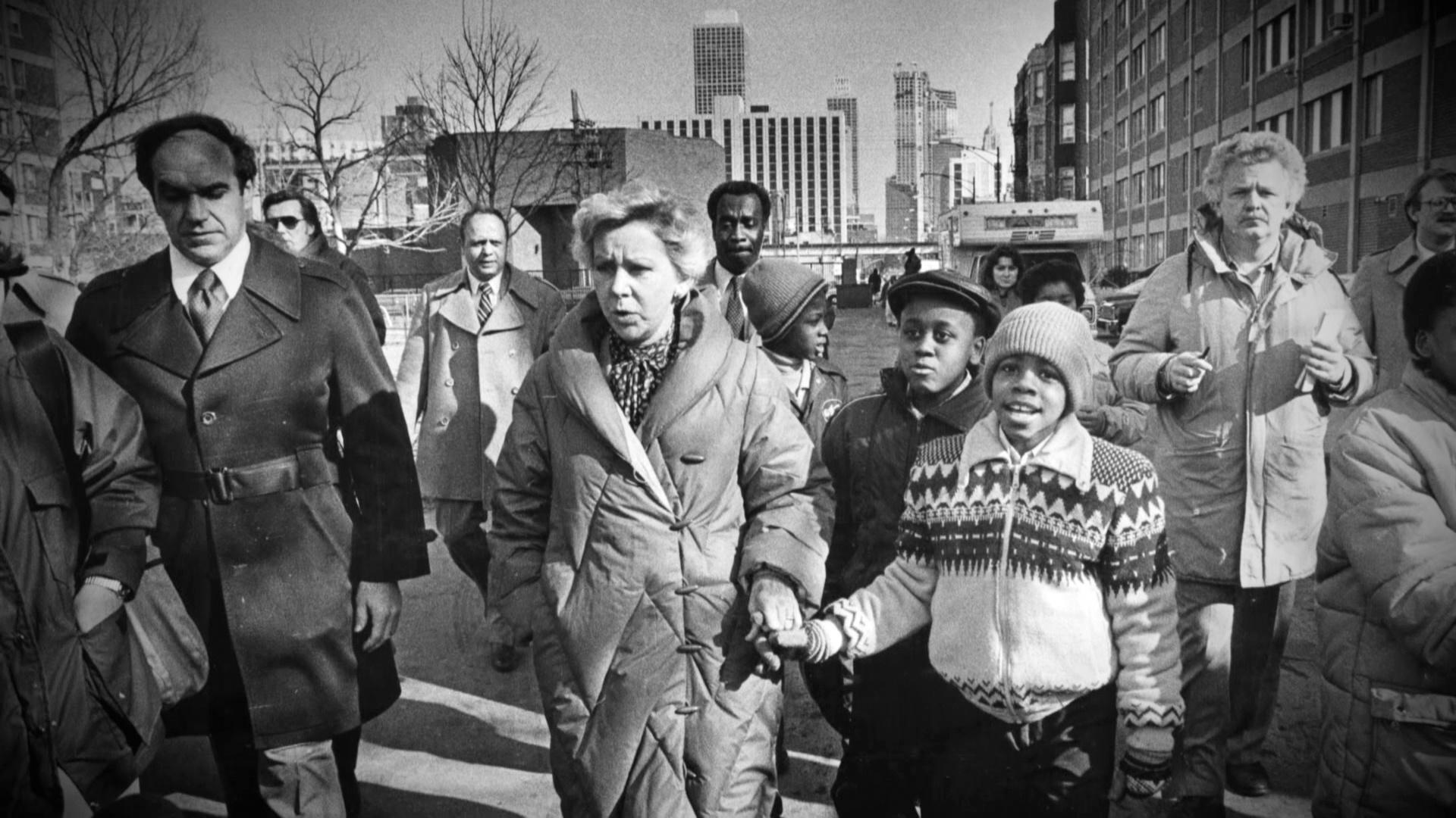 Il sindaco di Chicago, Jane Byrne, si è trasferita nel progetto di edilizia popolare Cabrini-Green dominato dal crimine nel tentativo di migliorare la sua reputazione. Se n'è andata solo poche settimane dopo, promuovendo la percezione pubblica di Cabrini-Green come il peggiore dei peggiori in città.