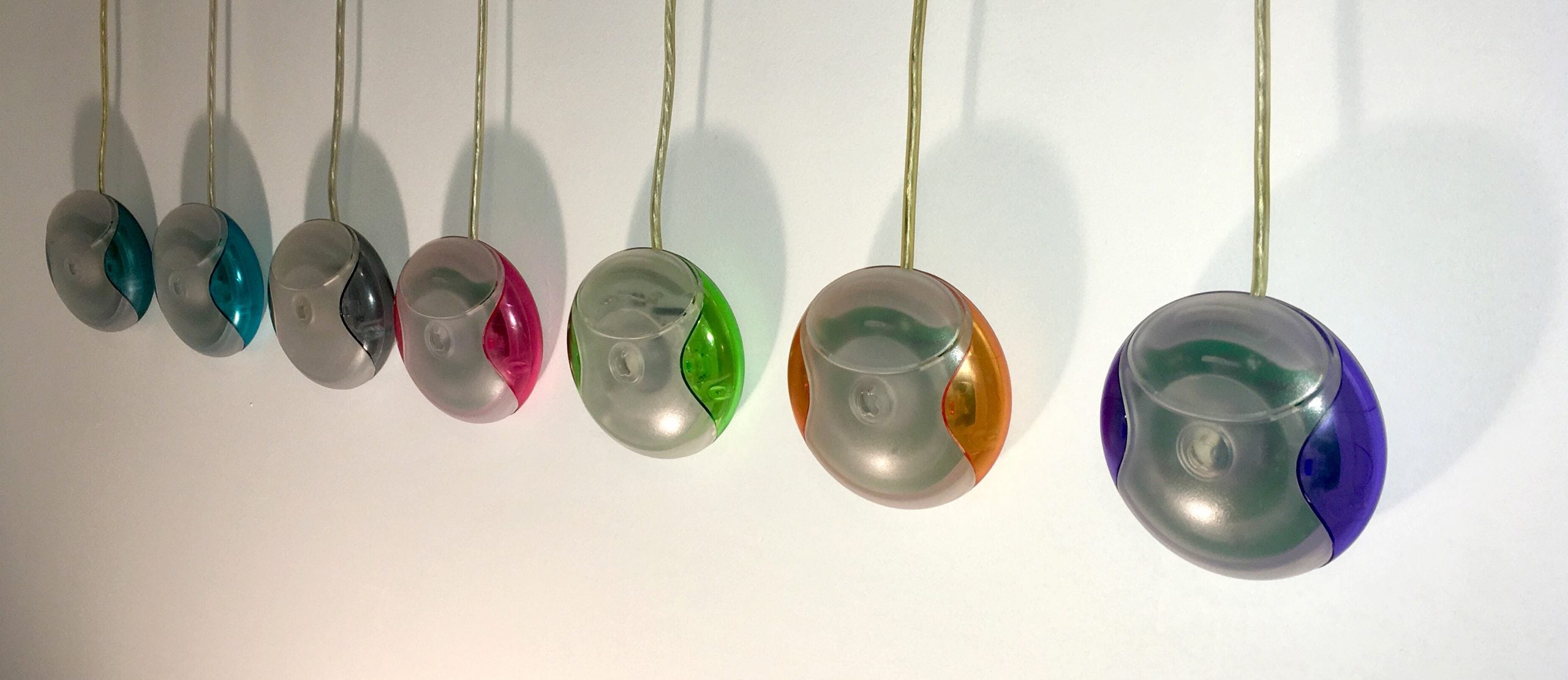 A Apple criou um mouse personalizado e o chamou de "The Hockey Puck", que durou apenas dois anos antes de ser descontinuado. Este foi considerado um dos fracassos mais notórios da Apple.