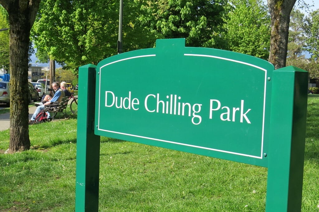 Dude Chilling Park は、バンクーバーの公園スペースに付けられたローカル名です。 名前は、男の身も凍るような「リクライニングフィギュア」の彫刻に基づいていました。