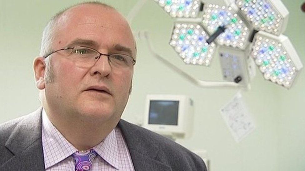 Een chirurg in het VK werd geslagen en veroordeeld voor mishandeling nadat hij in 2013 zijn initialen in de lever van twee patiënten had gebrand. Dit werd ontdekt door een andere arts toen een ander orgaan dat hij had getransplanteerd, mislukte.