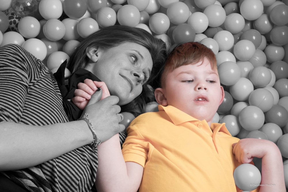 Demenz im Kindesalter ist das Ergebnis einer fortschreitenden Hirnschädigung, die durch über 70 seltene genetische Störungen verursacht werden kann.