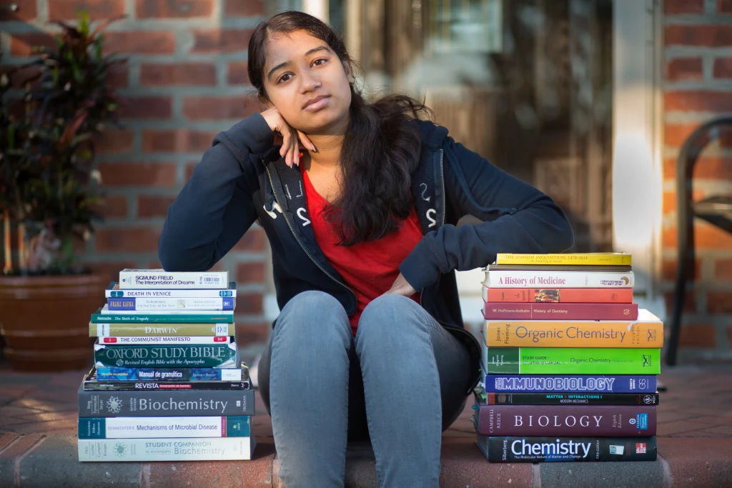 الكتب المدرسية عالية السعر المرفقة برموز الوصول التي تنتهي صلاحيتها في نهاية الفصل الدراسي تجبر الطلاب على شراء الكتب بأسعار التجزئة. هذه الكتب لا قيمة لها في سوق إعادة البيع.